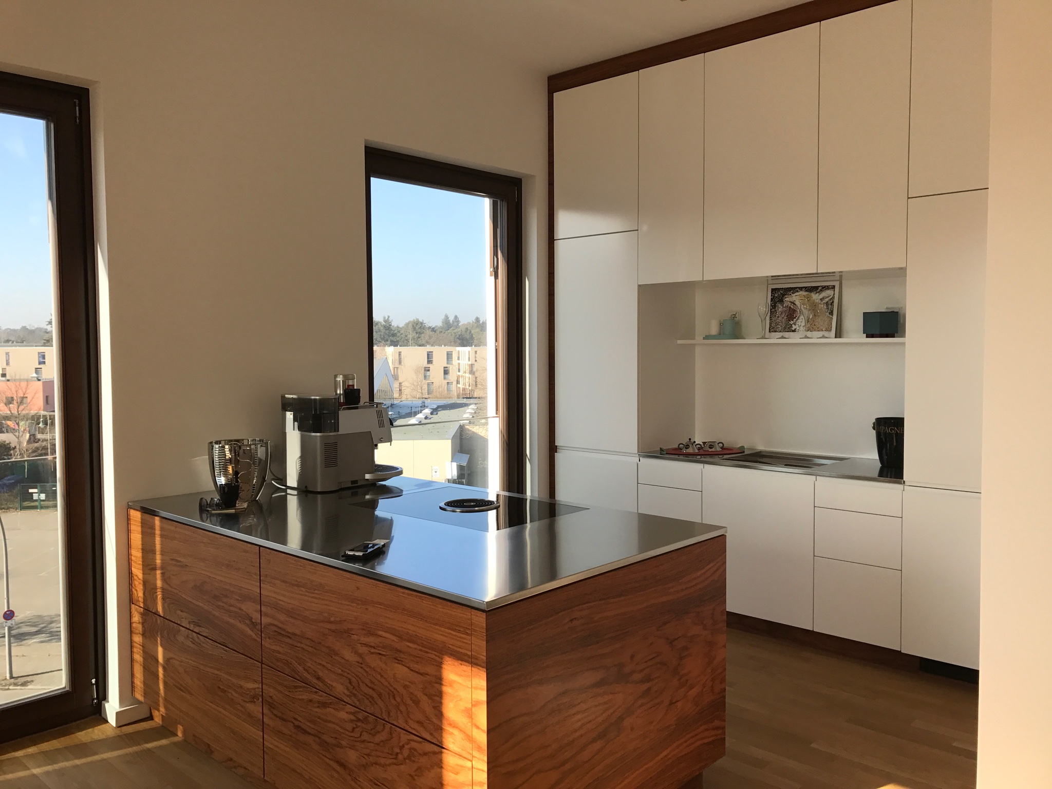 Walnuss-Block mit Stahl-Arbeitsplatte und Stadtblick